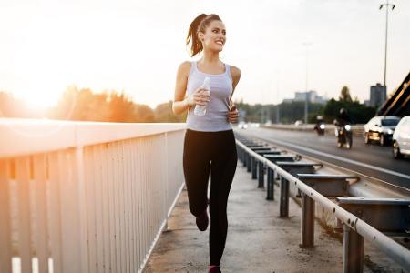Läufer sollten die Arme schneller bewegen, dann folgen auch die Beine. So steigt nicht nur die Geschwindigkeit, sondern durc...