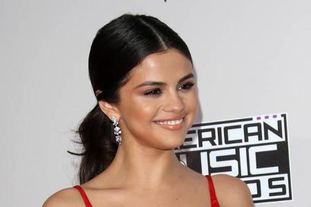 Ihre neuen Singles 'Bad Liar' und 'Fetish' promotete Selena Gomez nicht auf einer Bühne, ließ die Songs für sich selbst spre...