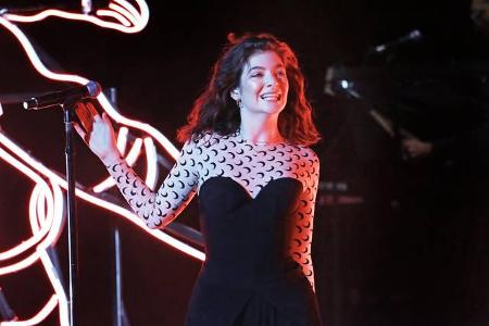 ...sich Lorde dieses Jahr zurückmeldete, heißt 'Green Light', der auf dem Album 'Melodrama' zu finden ist. Ins Rampenlicht...