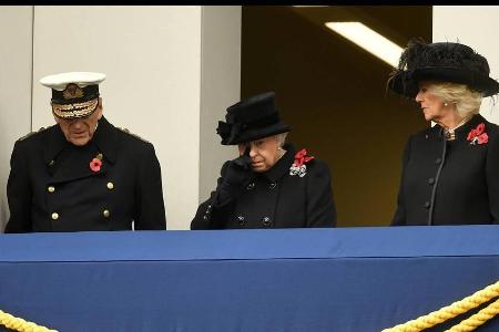Eine offenbar emotionale Queen Elizabeth beobachtet die Zeremonie vom Balkon aus