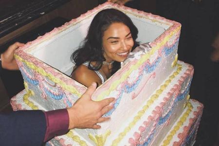Kuckuck! Mit einem verschmitzten Lächeln überraschte Model Shanina Shaik ihren Verlobten DJ Ruckus zu dessen Geburtstag als ...