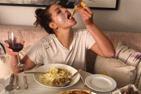 Herrlich normal zeigte sich Ashley Graham. Mit löchrigem Schlabber-Shirt und grüner Beauty-Maske im Gesicht saß das Übergröß...