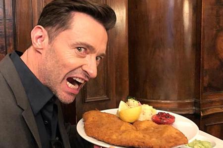 Mit gierigem Blick und aufgerissenem Mund hielt Hugh Jackman ein Schnitzel mit Kartoffelsalat in die Kamera und konnte es wo...