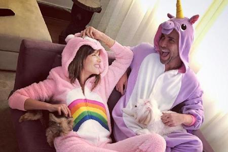 Alessandra Ambrosio und ihr bester Freund Matheus Mazzafera entspannten dieses Jahr in süßen Pyjama-Kostümen auf dem Sofa. D...