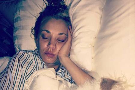 Ein herrlich gewöhnlicher und dennoch sehr lustiger Anblick sind schlafende Stars. Hier das zerknautschte Gesicht von 