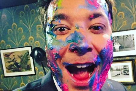 Völlig eingesaut wünscht Komiker und Moderator Jimmy Fallon allen ein fröhliches Holi - den Tag des indischen Farbfests.