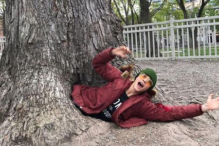 Es sieht fast so aus, als würde der Baum Cara Delevingne verschlucken. Das Supermodel ist scheinbar für jeden Spaß zu haben ...