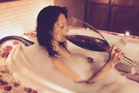 Sonntags gönnt sich Schauspielerin und Model Sofia Vergara schon mal ein klitzekleines Gläschen Wein in der Badewanne.