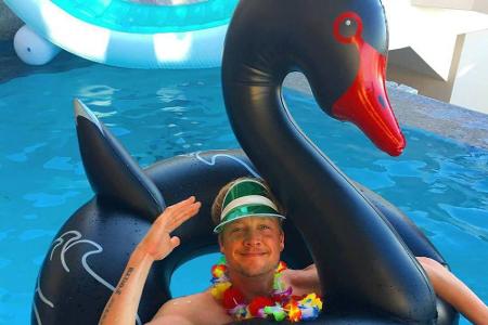 Mit einem aufblasbaren Schwan, Hawaii-Kette und Retro Visor Cap in Giftgrün planschte der finnische Sänger und 