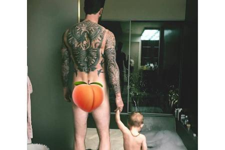 Mit einem bearbeiteten Schnappschuss präsentierte Model Behati Prinsloo den süßen Pfirsich-Hintern ihres Mannes Adam Levine ...