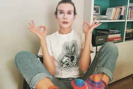 Mit bunten Wollsocken, einer Gesichtsmaske und Meditation holte sich Diane Kruger dieses Jahr ihre sonntägliche Entspannung.