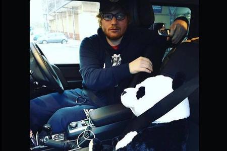 Am Ende seiner USA-Tournee cruiste Ed Sheeran mit einem Panda-Bären im Auto durch die Gegend - natürlich sicher angeschnallt.