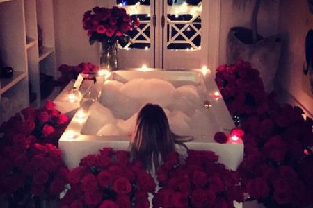 Dass ihr Freund noch mehr zu bieten hat, beweist Klum mit einem Bild, dass sie in einer Badewanne umgeben von Rosen zeigt.