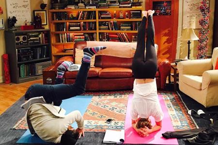 Aber auch am Set sind ihre Kollegen nicht vor einer kleinen Yoga-Einheit sicher.