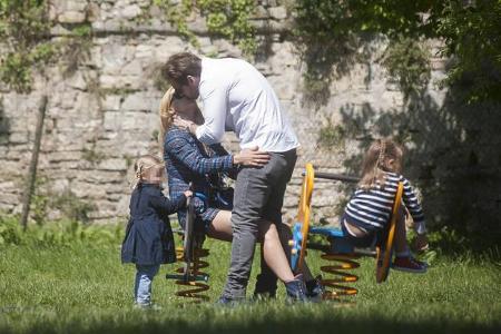 ...wie möglich bieten. Alltag ist für Michelle und Tomaso, auch mal mit ihren Kindern Celeste und Sole auf einem Spielplatz ...