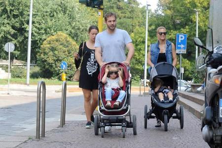 ...wie dieser schnelle Flitzer steht dem Paar ein anderes Gefährt: Die Buggies für ihre kleinen Kinder Celeste und Sole. So ...
