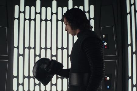 Auf der Dunklen Seite der Macht plagen Kylo Ren (Adam Driver) weiterhin Zweifel. Hat er einen gewaltigen Fehler begangen, si...