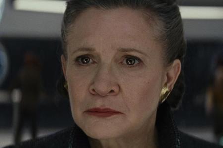 Hoffnungen, dass ihr Sohn doch noch einen Funken des Lichts in seinem Herzen trägt, hegt auch Prinzessin Leia (Carrie Fisher...