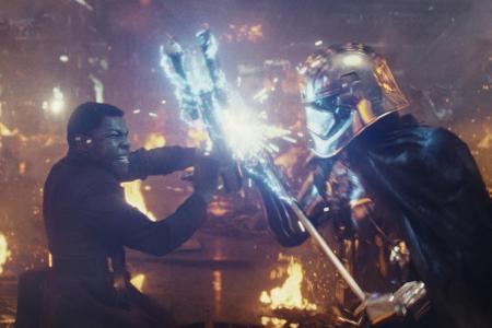 Finn (John Boyega) trifft in Person von Captain Phasma (Gwendoline Christie) auf seine chromglänzende Nemesis...