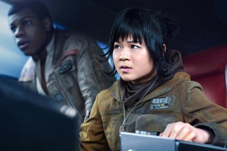 ... aber auch auf neue Verbündete. Die Mechanikerin Rose (Kelly Marie Tran) gehört dem Widerstand an und begibt sich gemeins...