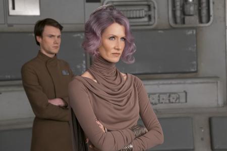 Vize-Admiralin Amilyn Holdo (Laura Dern) kann mit Poes oftmals kopflosen Aktionen nicht viel anfangen und versucht den Pilot...