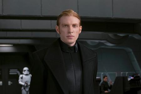 Derartige Machtkämpfe sind auch General Armitage Hux (Domhnall Gleeson) nicht fremd. Er balgt sich mit Kylo Ren erbittert um...