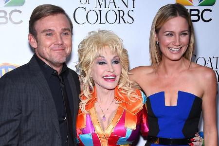 Rick Schroder mit Country-Legende Dolly Parton (Mitte) und Schauspielkollegin Jennifer Nettles, die im Film Dollys Mutter sp...