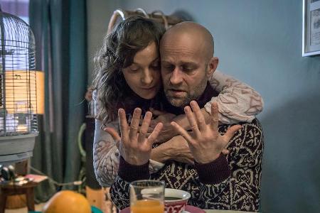 Mimi Kalkbrenner (Jeanette Hain) umarmt Gobi (Jürgen Vogel)