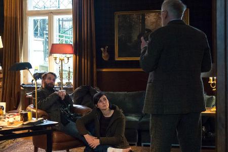 Lessing und Kira Dorn befragen Professor Eisler (Ernst Stötzner, r.)