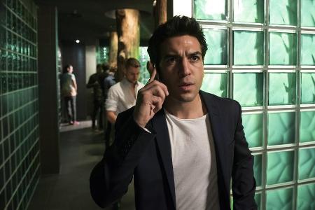 Lenny (Elyas M'Barek) erfährt im Club, dass sein Vater ihm die Kreditkarten gesperrt hat