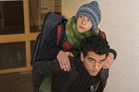 Lenny (Elyas M'Barek) steht David (Philip Noah Schwarz) in allen Lebenslagen zur Seite