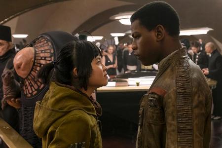 Rose (Kelly Marie Tran) und Finn (John Boyega) verschlägt es in ein Casino