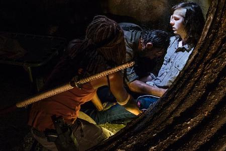 Chandler Riggs (Mitte) als Carl Grimes in Staffel acht von 