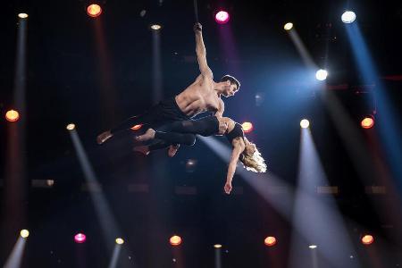 Thomas Seitel und Helene Fischer schweben durch die Luft