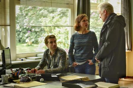 Hinnerk Feldmann (Oliver Wnuk, v.l.), Ina Behrendsen (Julia Brendler) und Theo Clüver (Robert Atzorn) in 