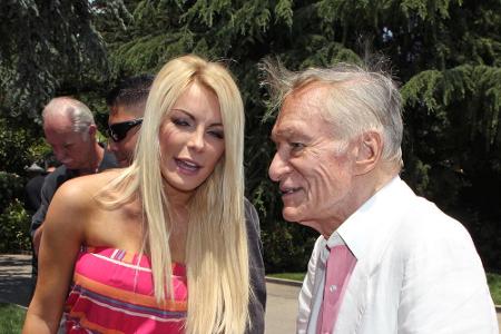 2010 verkündetet Hefner dann die Überraschung: Er habe sich mit Crystal Harris verlobt. 2011 lösten sie diese jedoch wieder ...