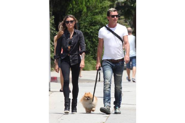 Wenn das mal nicht eindeutig ist: Sophia Thomalla und Gavin Rossdale spazieren gemeinsam mit seinem Hund Chewy durch die Str...