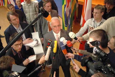 Tiefer Fall einer Fußball-Legende: Franz Beckenbauer hat offenbar das Finanzamt betrogen. Im Zuge der WM 2006 soll der Kaise...