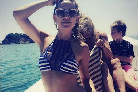 Auch Schauspielerin Kate Hudson genießt den Sommer auf dem Meer - und im Bikini.