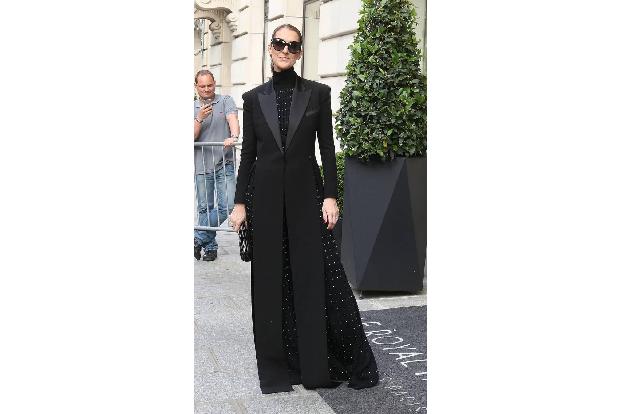 ...sogar eine Anna Wintour so absegnen würde - und das nicht nur wegen der dunklen Sonnenbrille. Die 49-Jährige traut sich i...