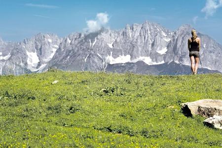 Die Wanderer haben den Wilder Kaiser stets im Blick