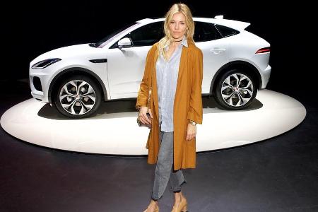 Machen beide eine gute Figur: Sienna Miller posiert vor dem Jaguar E-Pace