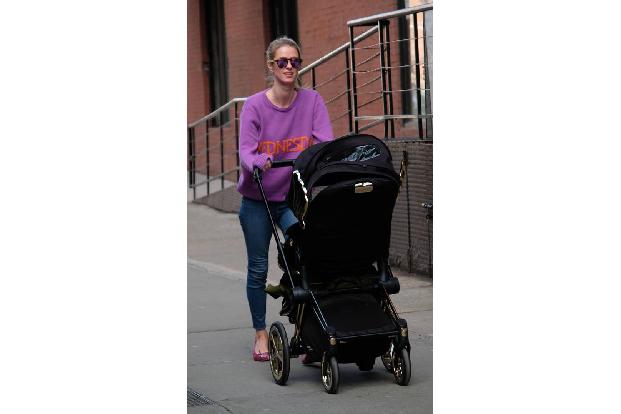 ...zweiten Mal Nachwuchs erwarten. Der erste Wonneproppen des Paares kam vor einem Jahr auf die Welt, am Samstag [8. Juli] f...