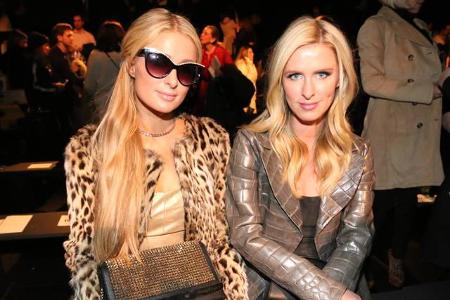 ...Nicky und Schwester Paris Hilton trennen auch nur drei Jahre, James hat ebenfalls eine Schwester, die bloß drei Jahre ält...