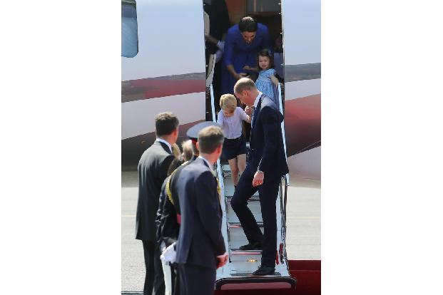 ...Ausstieg aus der Maschine hüpfte auch ihr großer Bruder George noch fröhlich an der Hand von Papa William die Stufen hina...