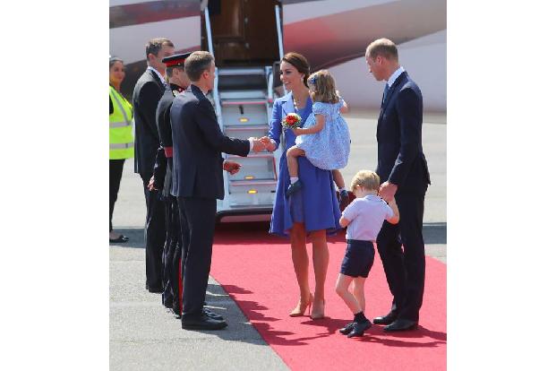 ...ach so langweilige Pflichtteil. Mama Catherine begrüßte die offiziellen Vertreter von Kanzlerin Merkel - wo es übrigens g...