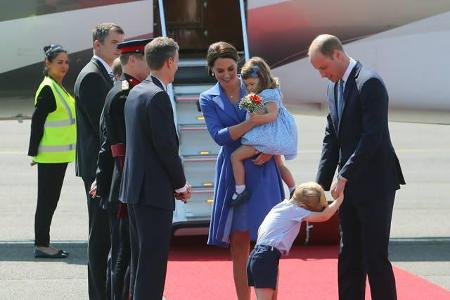 ...fand das alles wenig spannend. Am liebsten wäre der dritte der britische Thronfolge wohl wieder zurück ins Flugzeug gehus...
