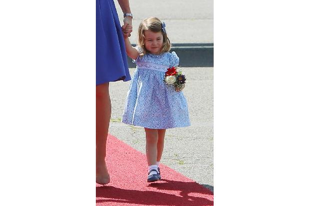 ...jüngere Schwester, die zweijährige Charlotte, scheint das alles irgendwie spannender zu finden und spazierte stolz mit ei...