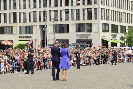 ...waren Tausende von royalen Fans an den Pariser Platz geeilt, um stundenlang auf das beliebte Thronfolgerpaar zu warten. D...