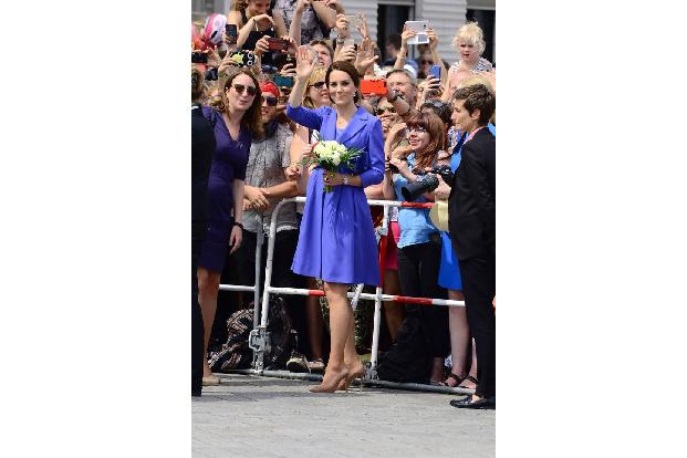 ...aus: Geduldig schüttelten die beiden Hände. Wie auch schon bei Diana damals war es Catherine, die die Menge verzauberte u...